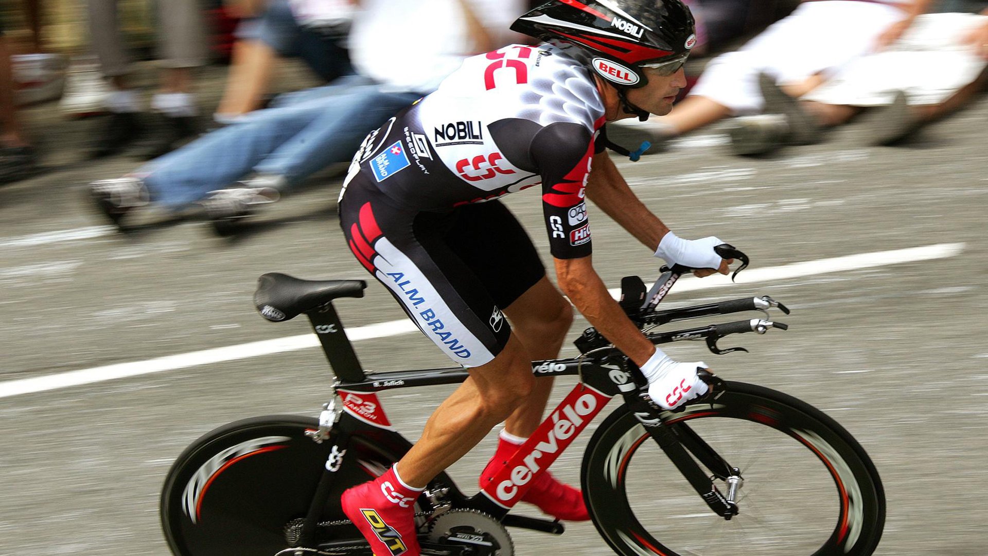 乔·波尔曼在比赛中展现强大的组织能力和球场领导力，乔什·波恩